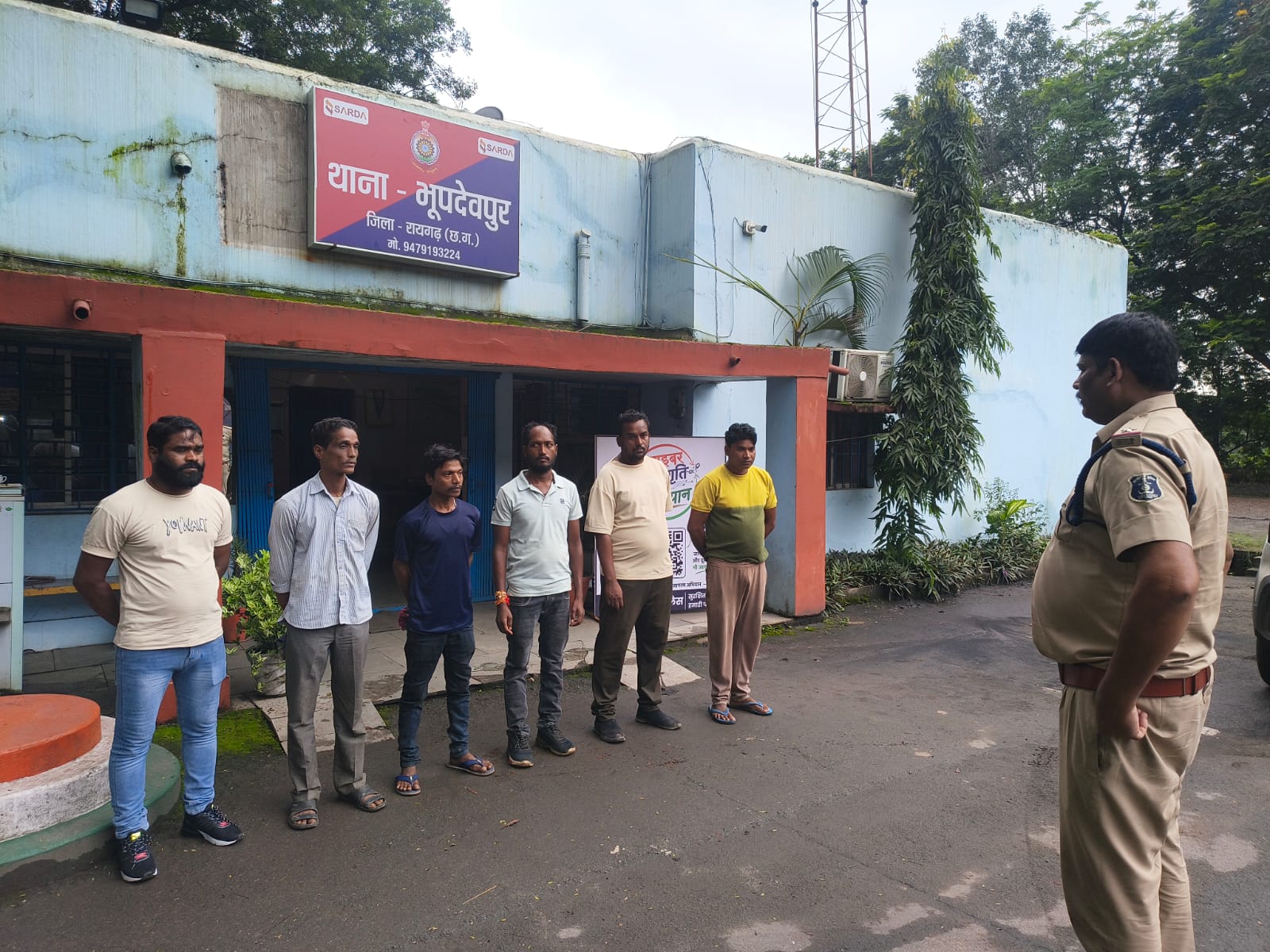 रायगढ़ पुलिस का बदमाशों को सख्त संदेश—त्योहारों में खलल डाला तो खैर नहीं, गुंडा एवं निगरानी बदमाशों को थाने बुलाकर दी कड़ी चेतावनी, पुलिस की पैनी नजर; अपराध किया तो होगी कठोर प्रतिबंधात्मक कार्रवाई