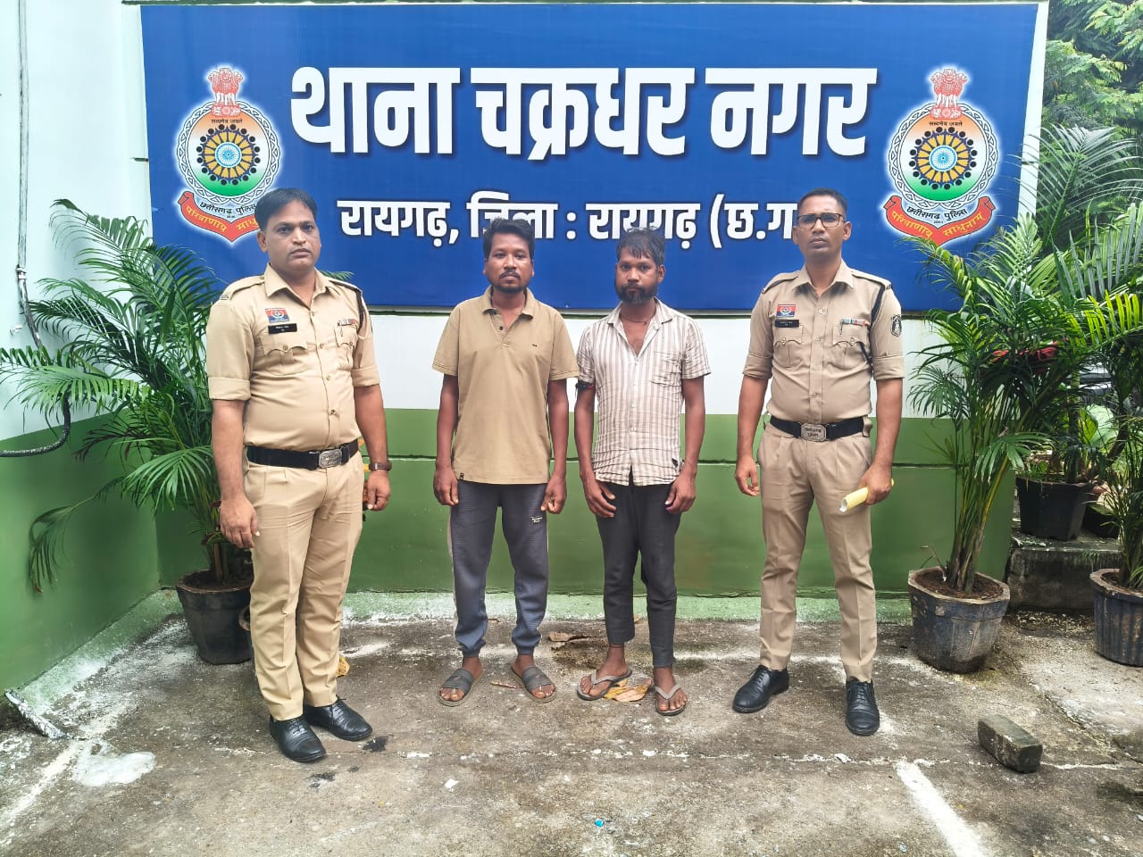 अवैध शराब पर रायगढ़ पुलिस की ताबड़तोड़ कार्रवाई, चक्रधरनगर, पुसौर और जोबी पुलिस ने 3 मामलों में 47 लीटर से अधिक शराब पकड़ी, शराब परिवहन में प्रयुक्त दो मोटरसाइकिलें भी जब्त