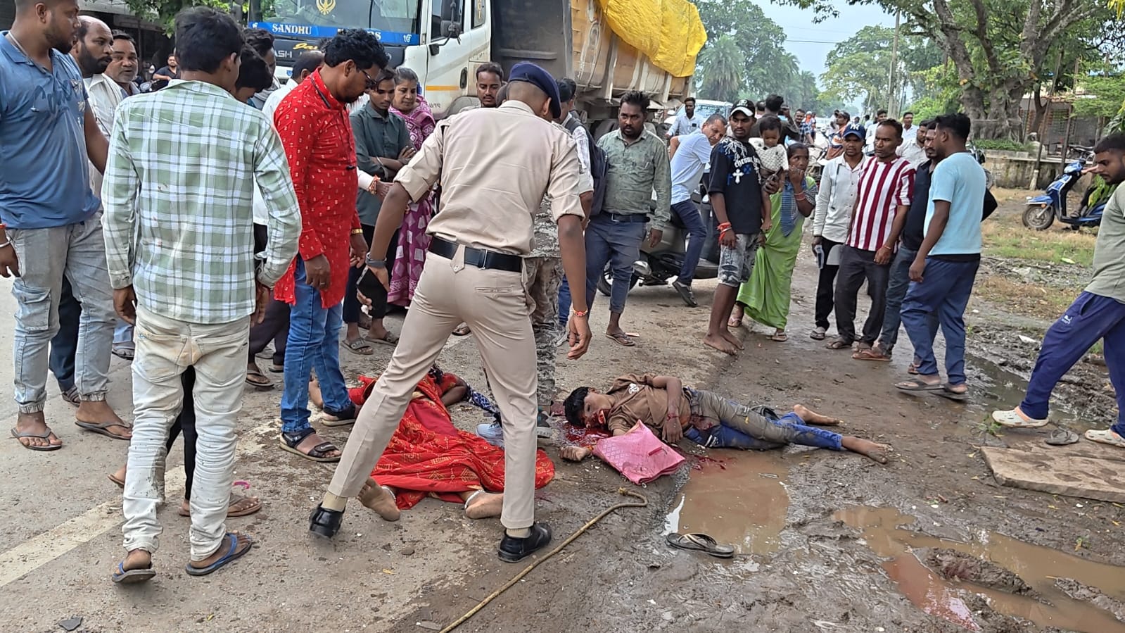 मां चंद्रहासिनी के दर्शन से लौट रहे श्रद्धालुओं पर टूटा कहर, ट्रक की टक्कर से पिकअप के उड़े परखच्चे; 2 की मौत, 30 से ज्यादा घायल