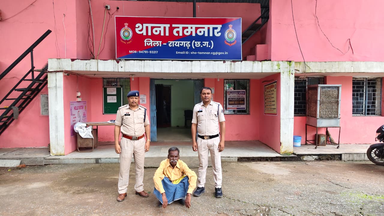 महलोई में ग्रामीण पर हत्या की नीयत से टंगिया से वार, आरोपी को पुलिस ने चंद घंटों में किया गिरफ्तार, पत्नी के लापता होने के शक पर आरोपी ने बुजुर्ग पर टंगिया से किया था जानलेवा हमला