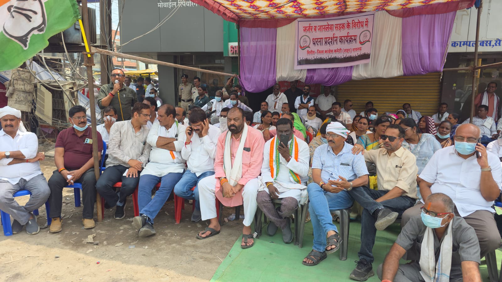 तीन दिन के अल्टीमेटम के सात दिन बाद भी नहीं जागा प्रशासन, ढिमरापुर रोड पर कांग्रेस का धरना-प्रदर्शन, सड़क की बदहाली प्रशासन की संवेदनहीनता का प्रमाण : शाखा यादव 