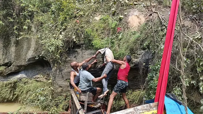 सरिया नाला में घंटों मशक्कत के बाद मिली चालक की लाश, नदी में समा गया था पूरा ट्रक