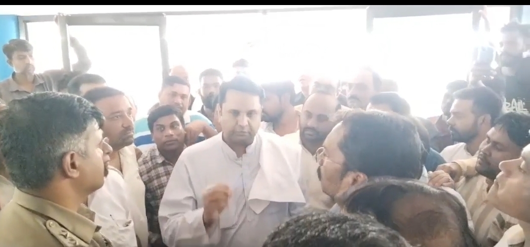 सरपंच के खिलाफ अविश्वास प्रस्ताव की तैयारी, उपसरपंच की गिरफ्तारी से गरमाई सियासत; थाने पहुंची कांग्रेस