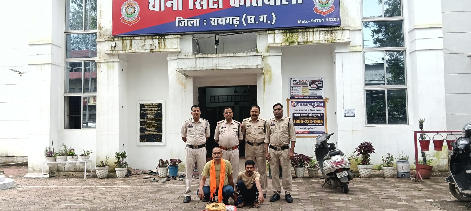 कोतवाली पुलिस का नशे के कारोबार पर प्रहार, गांजा बेचने ग्राहक तलाश रहे दो आरोपी गिरफ्तार, 1.125 किलो गांजा सहित 56 हजार रुपये से अधिक का माल जब्त