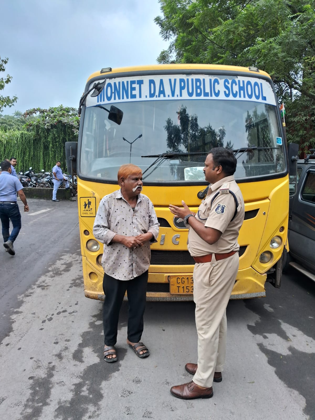 स्कूली बच्चों की सुरक्षित यात्रा को लेकर रायगढ़ पुलिस का स्कूल वाहनों की जांच अभियान जारी, खरसिया डिवीजन के खरसिया, छाल और भूपदेवपुर में पुलिस ने स्कूलों में पहुंचकर की वाहनों और चालकों की जांच