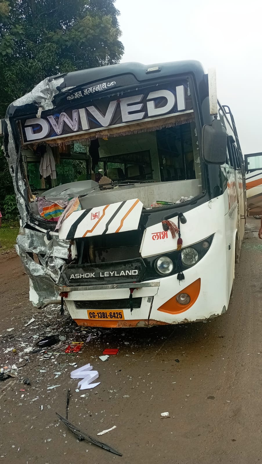 आमने-सामने भिड़ीं यात्री बस और ट्रक, मची चीख-पुकार; 13 यात्री घायल, 7 यात्रियों को आई गंभीर चोट, इलाज जारी