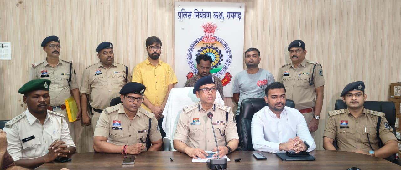 रायगढ़ में वन तस्करी के बड़े इंटर स्टेट सिंडिकेट का भंडाफोड़, तीन मुख्य आरोपी गिरफ्तार, खैर-तेंदू की अवैध कटाई से अंतर्राज्यीय तस्करी का पुलिस-वन विभाग ने किया बड़ा खुलासा