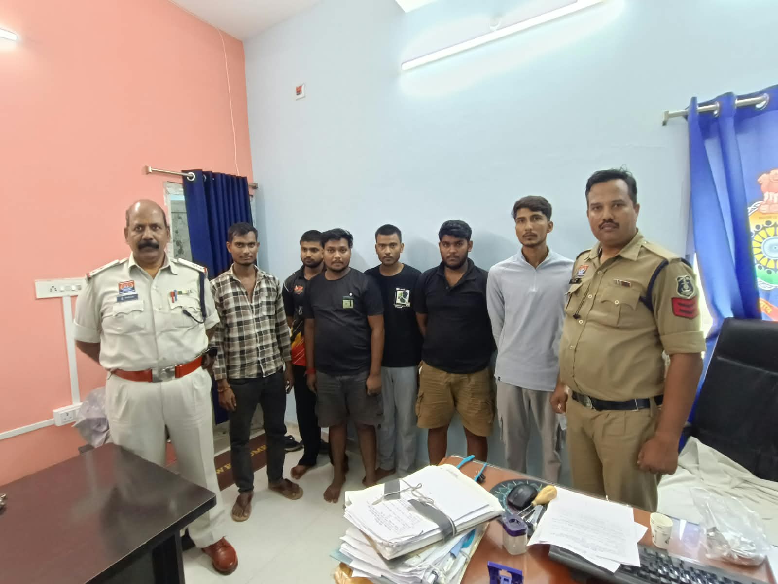 यूपी के 8 गांजा तस्कर गिरफ्तार, दो जिलों की पुलिस की संयुक्त कार्रवाई से अंतरराज्यीय गांजा तस्करी नेटवर्क का हुआ पर्दाफाश, 34.865 किलो गांजा की खेप वाहन से बरामद