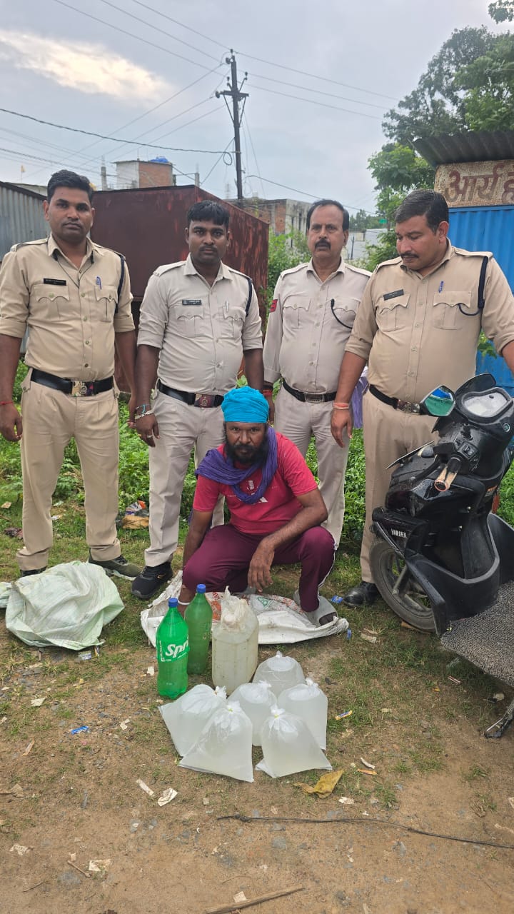 21 लीटर महुआ शराब परिवहन करते राजेंद्र सिंह सरदार को संभागीय आबकारी उड़नदस्ता टीम ने गिरफ्तार कर जेल दाखिल की कार्रवाई की,आरोपी की यामाहा स्कूटी भी जब्त