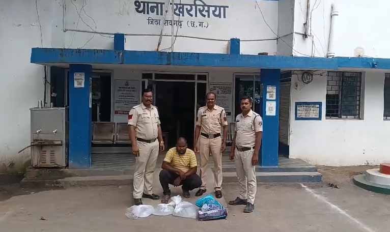 ऑपरेशन आघात में खरसिया पुलिस की अवैध शराब पर कार्यवाही, 20 लीटर महुआ शराब और बाइक सहित आरोपी गिरफ्तार, 34 हजार की संपत्ति जब्त