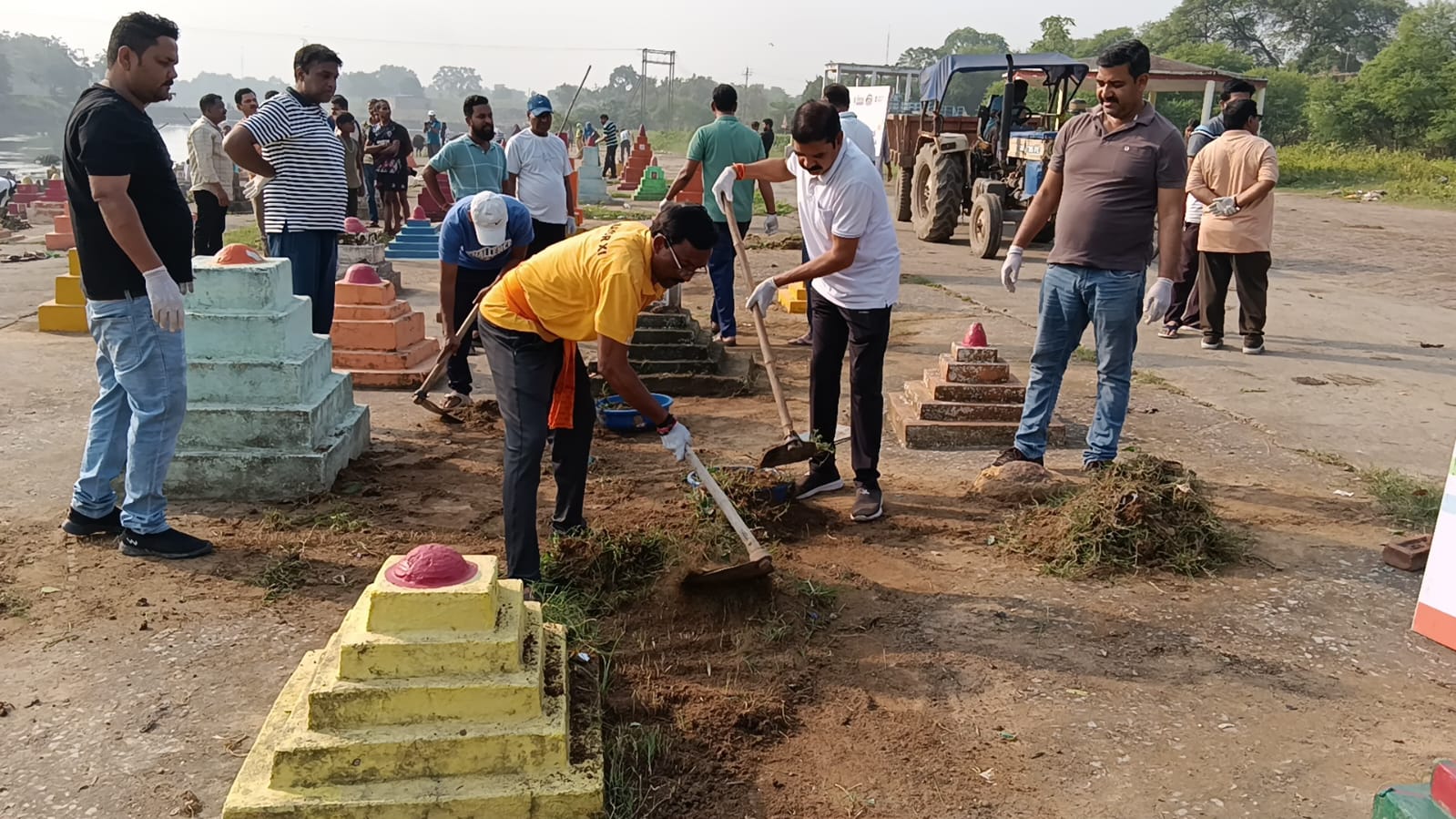 छठ महापर्व से पहले रायगढ़ के छठ घाट की सफाई में जुटा निगम प्रशासन