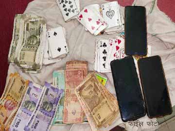 जंगल के पास चल रहा था जुए का फड़, पुलिस ने 4 आरोपियों को पकड़ा, 52 पत्ती ताश से लगा रहे थे दांव,   नकद और ताश की गड्डी जब्त