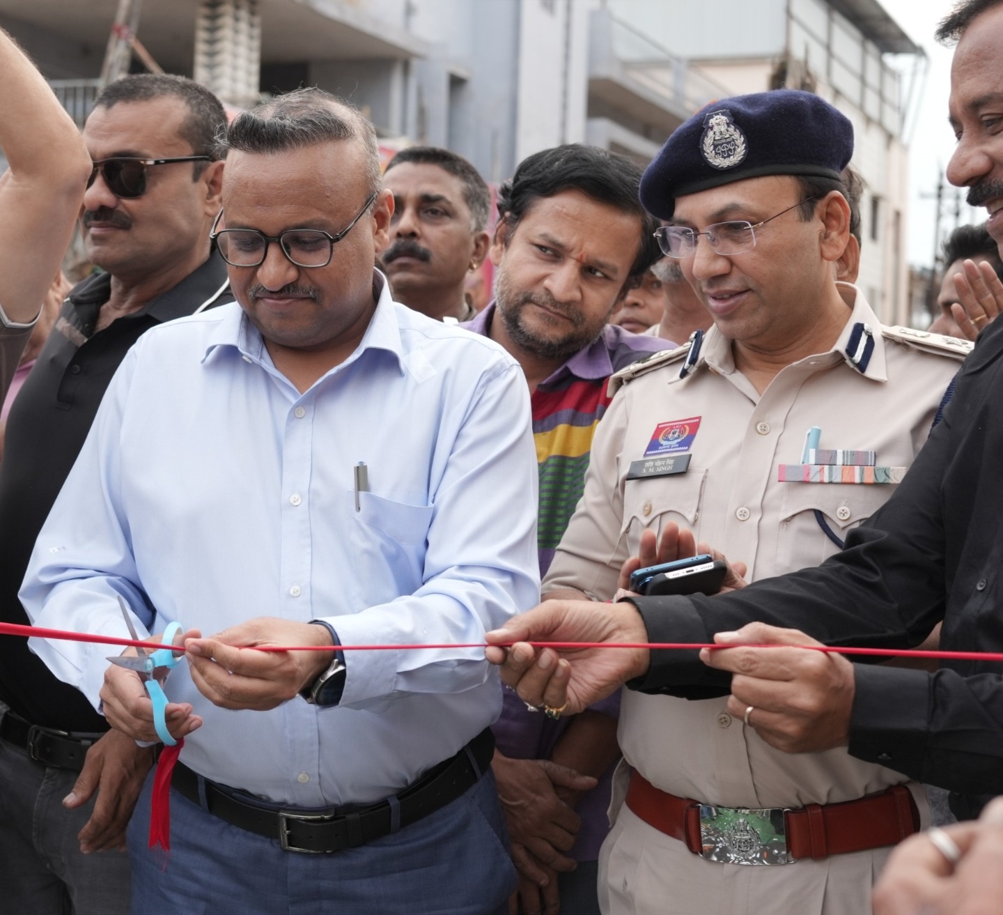खरसिया में हेल्पिंग हैंड्स क्लब फाउंडेशन एवं रायगढ़ पुलिस के संयुक्त तत्वाधान में यातायात एवं साइबर जागरूकता अभियान का शानदार आगाज