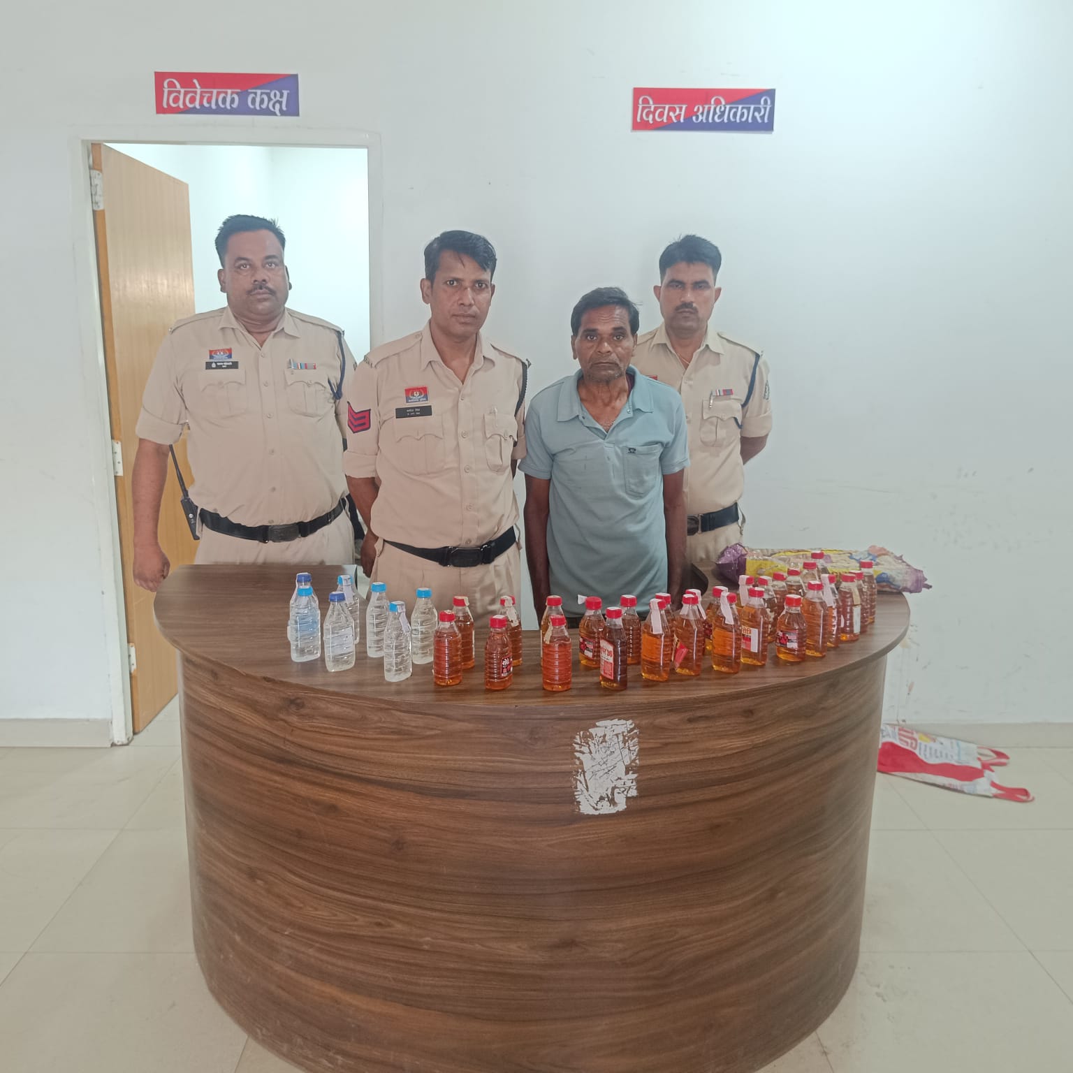 जूटमिल पुलिस की 48 घंटे में ताबड़तोड़ कार्रवाई, 5 आरोपियों से 315 पाव देशी प्लेन और 11 अध्धी शराब जब्त, सार्वजनिक स्थान स्थानों पर शराबखोरी करने वाले 5 व्यक्तियों पर आबकारी के तहत कार्रवाई
