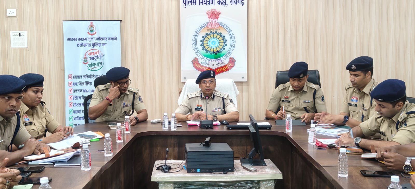 रायगढ़ एसएसपी शशि मोहन सिंह ने पुलिस नियंत्रण कक्ष में राजपत्रित अधिकारियों एवं थाना-चौकी प्रभारियों की ली अपराध समीक्षा बैठक