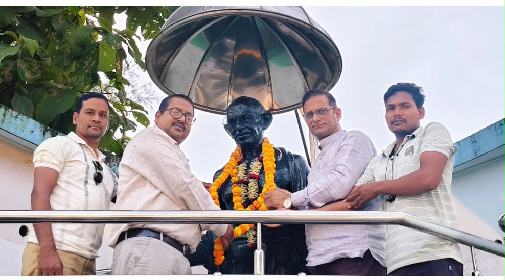 गांधी के विचारों को जीवन में उतारना ही सच्ची श्रद्धांजलि : रामचंद्र शर्मा, नव निर्माण संकल्प समिति ने गांधी प्रतिमा पर माल्यार्पण कर किया राष्ट्रपिता को नमन