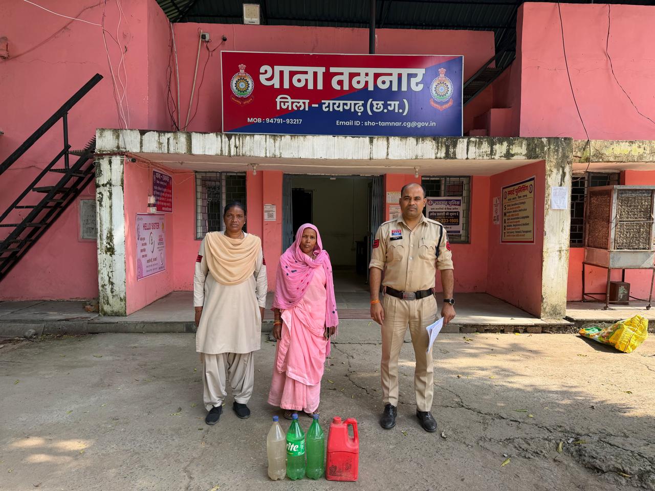 ऑपरेशन आघात में तमनार पुलिस की कार्रवाई, 11 लीटर महुआ शराब के साथ महिला गिरफ्तार