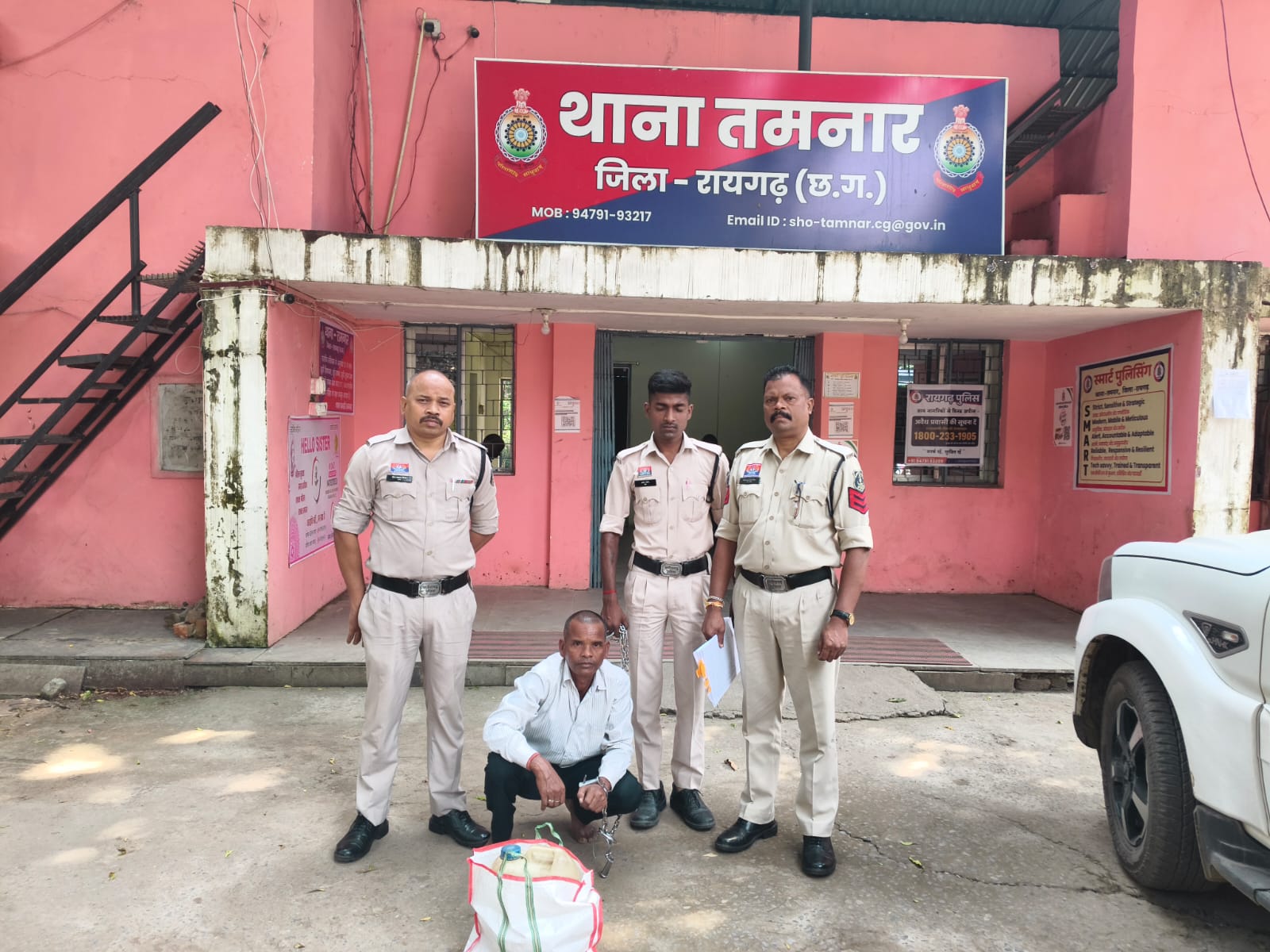 ऑपरेशन आघात में तमनार पुलिस की कार्रवाई, बेलजाेर जंगल में 10 लीटर महुआ शराब के साथ आरोपी गिरफ्तार