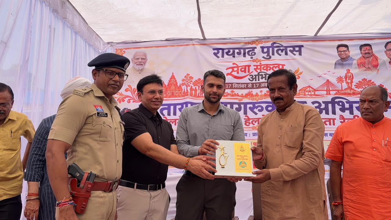 यातायात नियमों का पालन ही ‘सेवा संकल्प’ की मूल भावना : माटी कला बोर्ड अध्यक्ष शंभूनाथ चतुर्वेदी, राज्यसभा सांसद देवेंद्र प्रताप सिंह बोले— जीवन से बड़ा कुछ नहीं, जल्दबाजी से बचें और नियमों का पालन करें