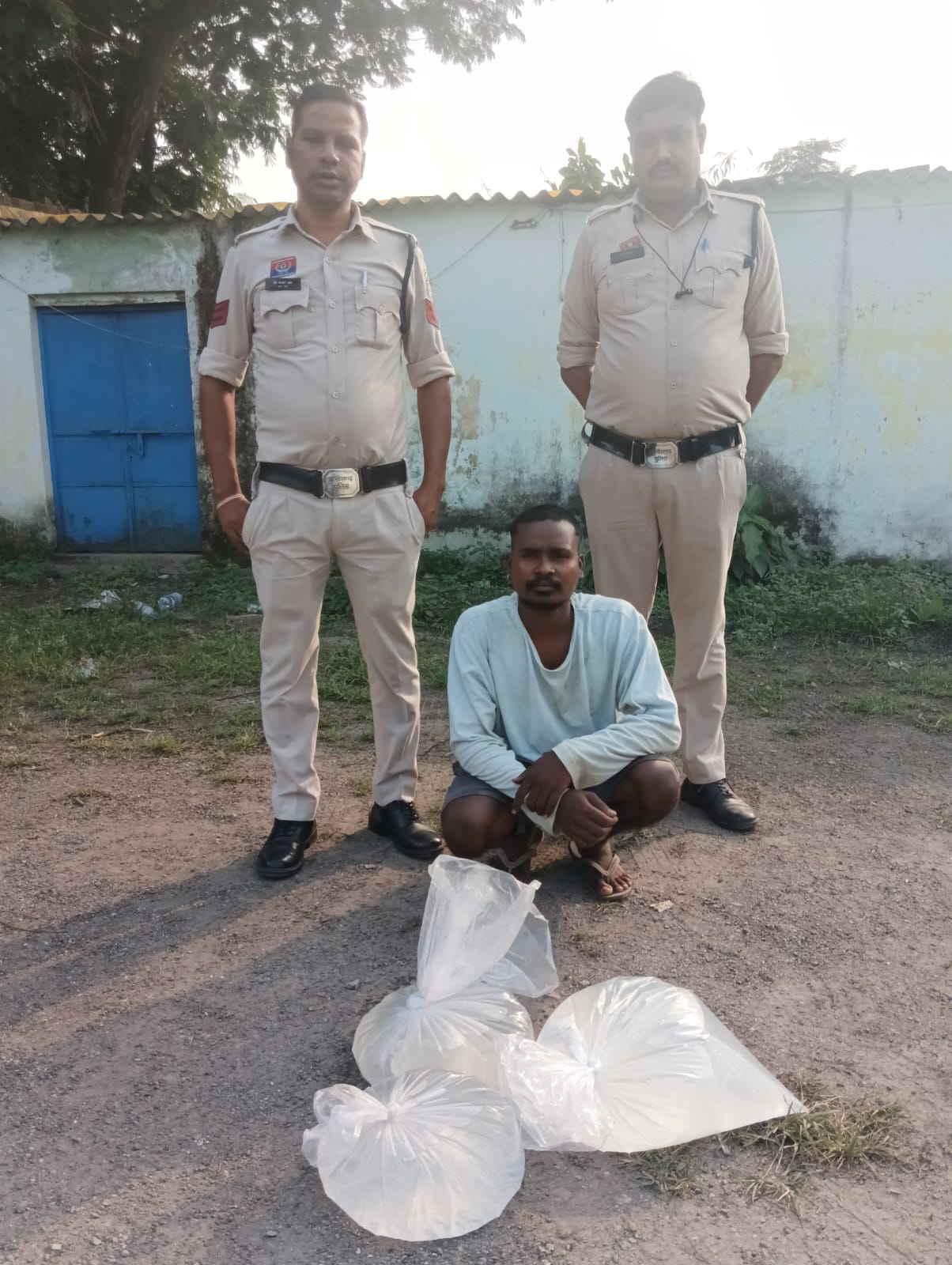 अवैध महुआ शराब के कारोबार पर रायगढ़ पुलिस की कार्रवाई, 42 लीटर शराब जब्त, कोतरारोड़ और पूंजीपथरा पुलिस ने दो अलग-अलग गांवों में दी दबिश, एक पुरुष और एक महिला के विरुद्ध आबकारी एक्ट के तहत कार्रवाई